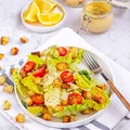 Sałatka Cezar z pomidorkami koktajlowymi i chrupiącymi grzankami - food²