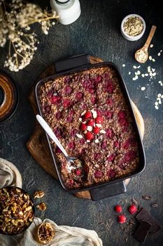 Pieczona owsianka czekoladowa z malinami i czekoladą