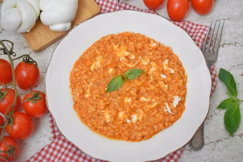 "Risotto alla pizzaiola" z sosem pomidorowym i serem mozzarella