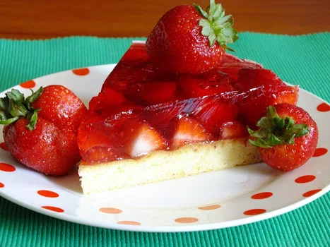 Biszkopt z truskawkami i galaretką