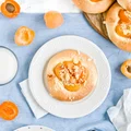Drożdżowki z morelami i kruszonką