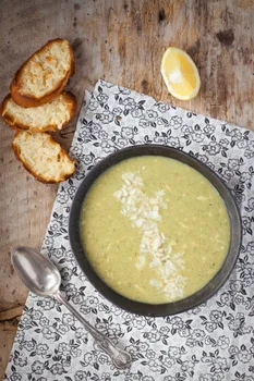 Zupa brokułowa z serem cheddar