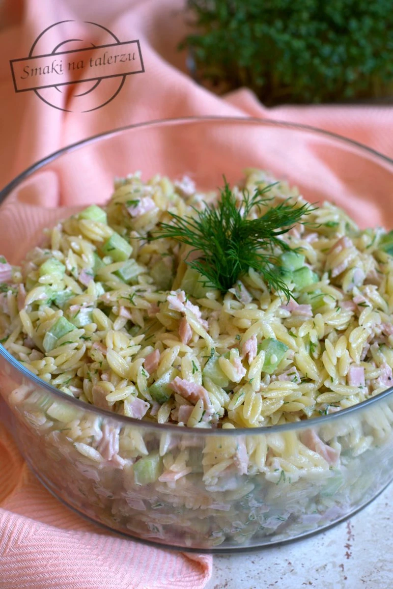 Sałatka z makaronem orzo, ogórkiem, szynką i koperkiem