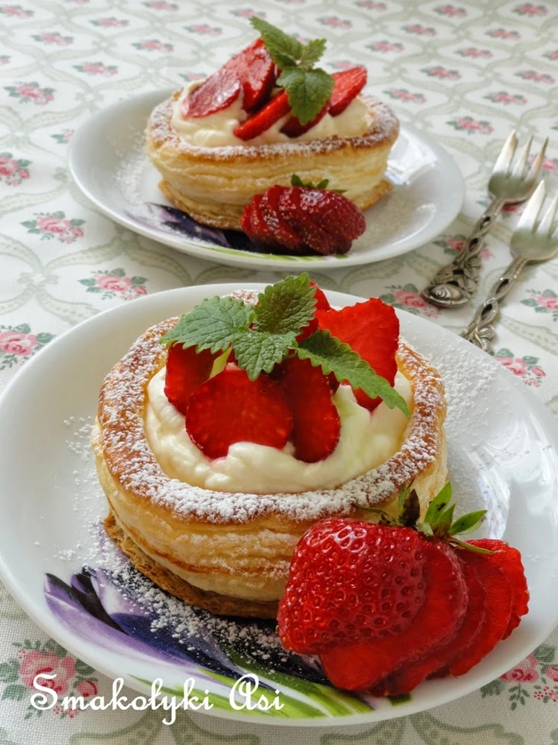 Kruche koszyczki z truskawkami