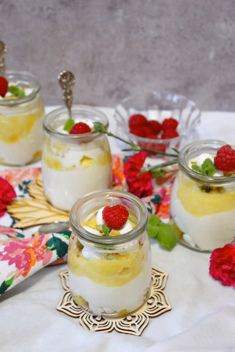 Słoneczny deser z mango i bezikami