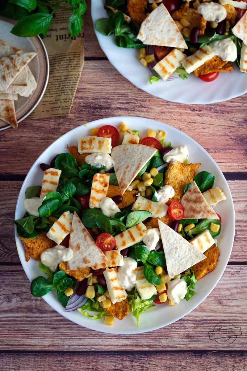 Sałatka z kurczakiem i serem halloumi