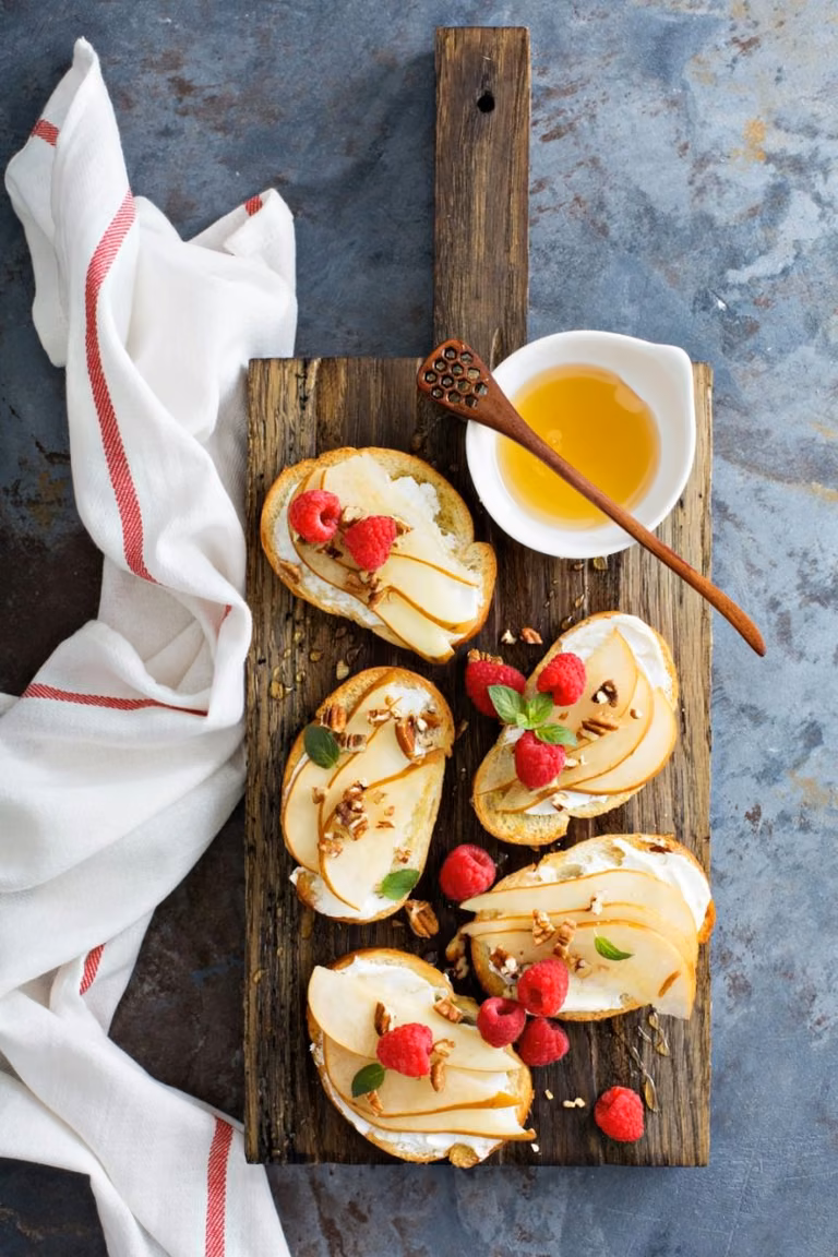 BRUSCHETTA Z OWOCAMI I KREMOWYM SERKIEM