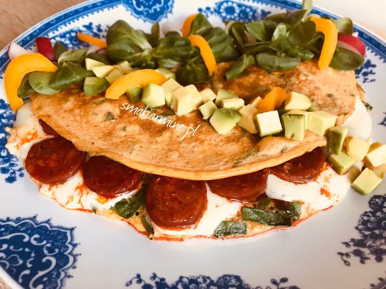 Omlet szpinakowy z chorizo i mozarellą