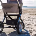 Zostawiła wózek z dzieckiem na plaży! Powód szokuje