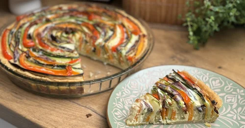 Tarta z kolorowymi warzywami