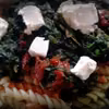 Makaron ze szpinakiem, suszonymi pomidorami i serem feta