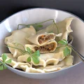 Pierogi z boczniakami i kiszoną kapustą duszoną w cydrze