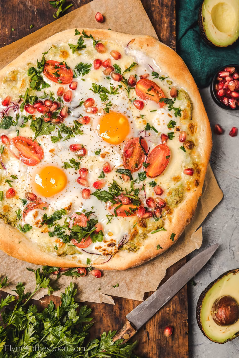 Pizza śniadaniowa z jajkiem i awokado