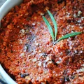 Pasta z pieczonych papryk, słonecznika, orzechów i rozmarynu