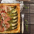 Szybka tarta ze szparagami i szynką dojrzewającą