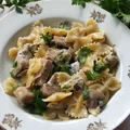 Makaron z kurczakiem w lubczyku z pieczarkami