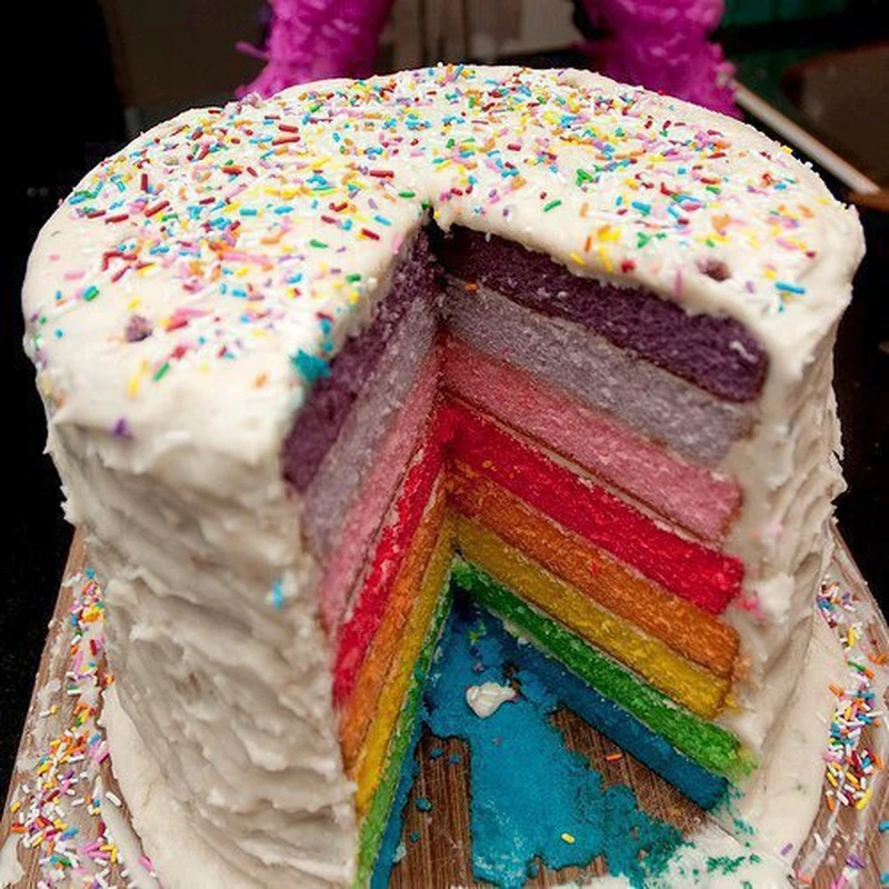 Tęczowy tort. Zapraszamy na degustację
