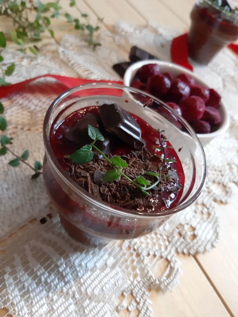 Mus czekoladowy z wiśniami