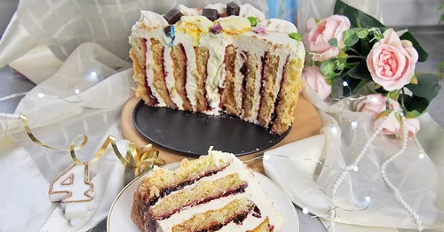 Pionowy tort śmietankowo wiśniowy