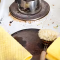 Jak usunąć rdzę z żeliwnej kuchenki?