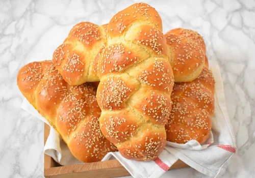 Bułeczki drożdżowe warkocze z sezamem