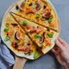 PIZZA NA CIENKIM CIEŚCIE Z ŁOSOSIEM I FIGAMI
