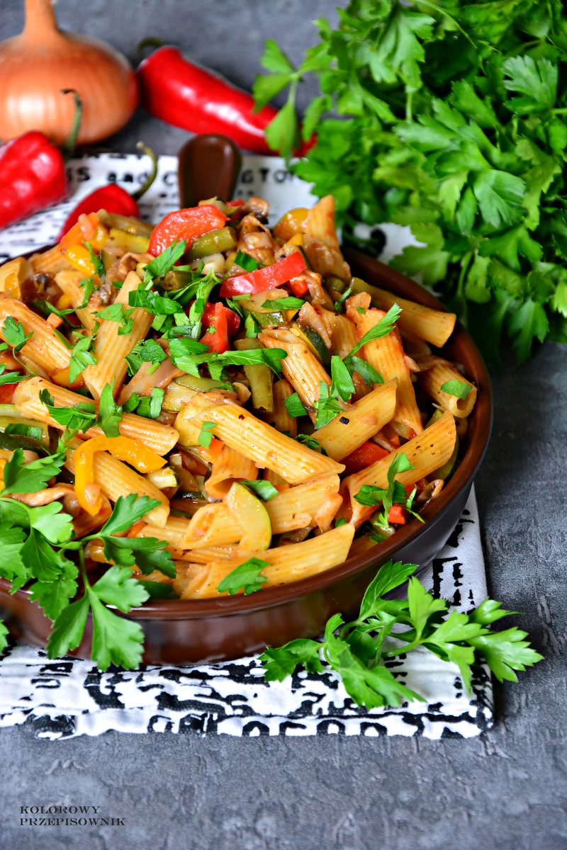 Jednogarnkowy kociołek warzywny z makaronem penne