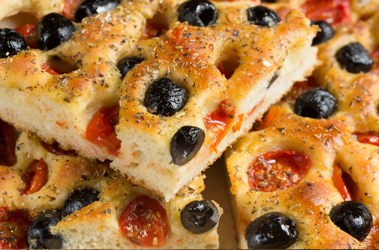 Dodaj TEN składnik do ciasta! Foccacia będzie puszysta i wilgotna jak z włoskiej piekarni