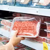 Koniec reklam mięsa i lotów! Przełomowa decyzja w Europie