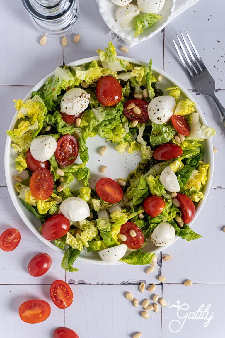 Sałatka z pesto i mozzarellą
