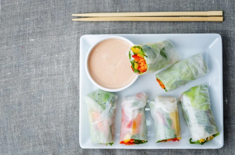 SPRING ROLLS Z OSTRYM SOSEM