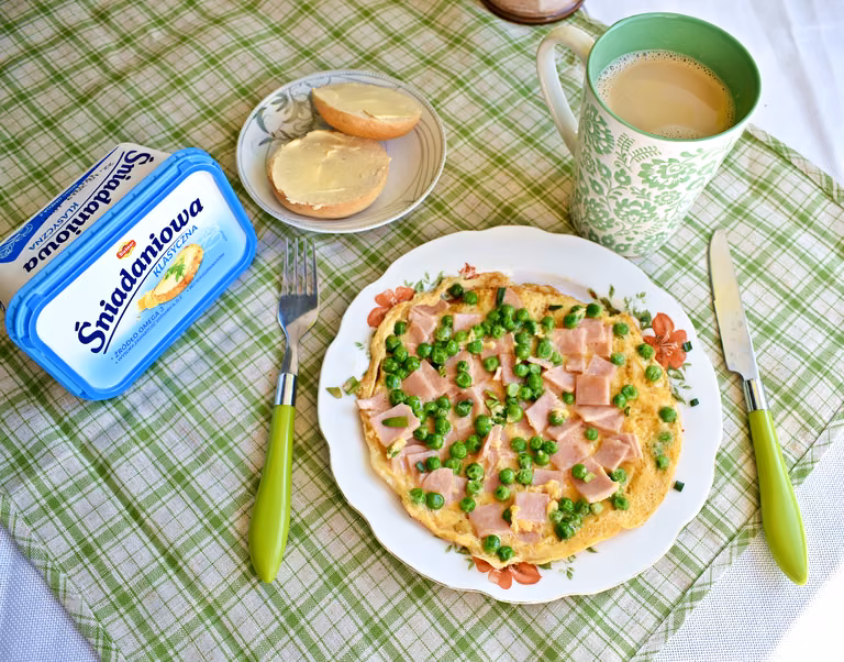 Omlet z szynką i groszkiem