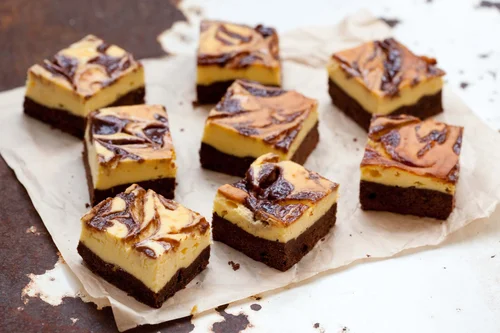 SERNIKOBROWNIE Z DYNIĄ I ŚLIWKAMI