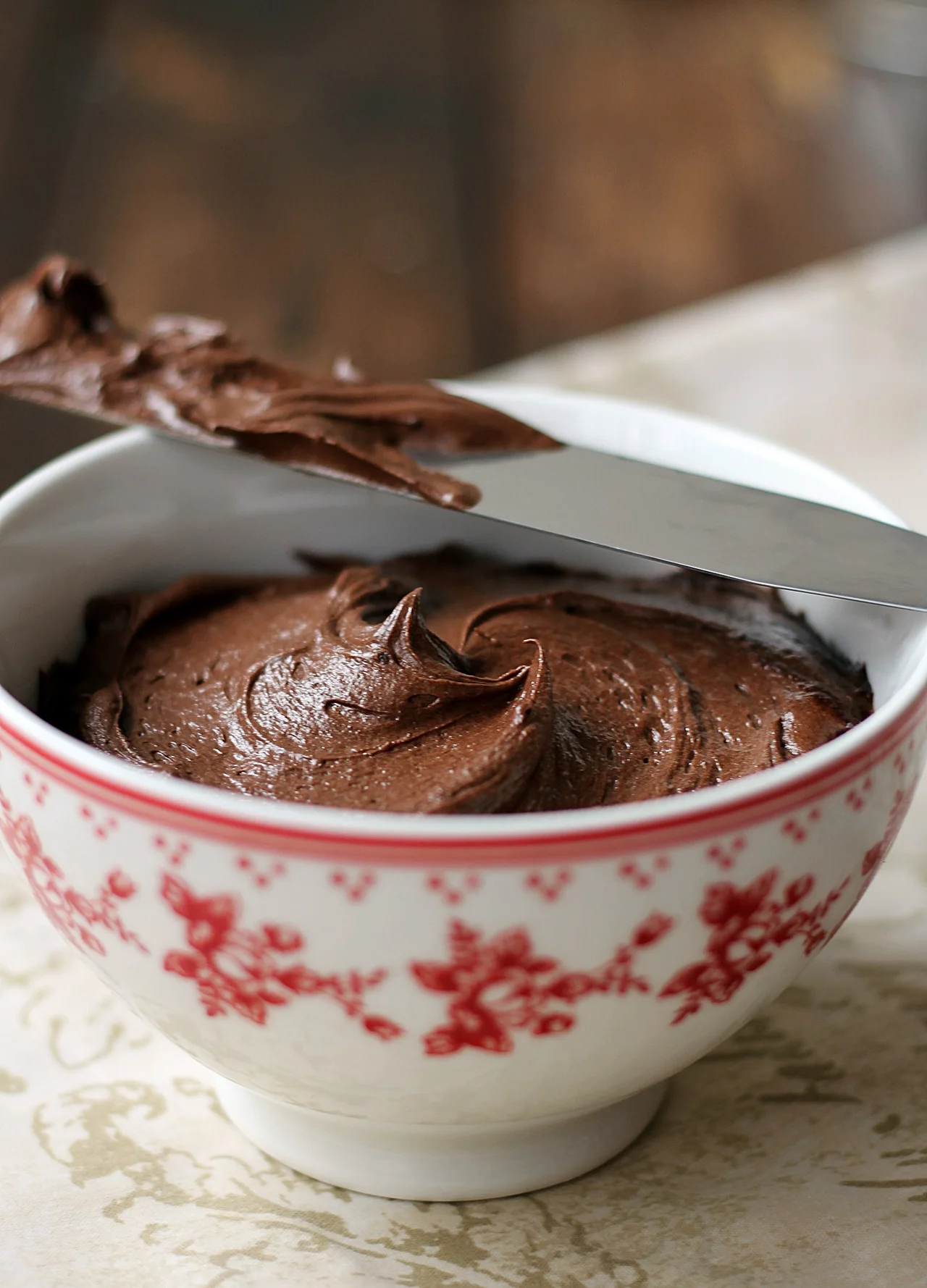 Idealny czekoladowy krem maślany do tortów i babeczek