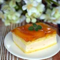 Ciasto z kisielową pianką, brzoskwiniami i galaretką