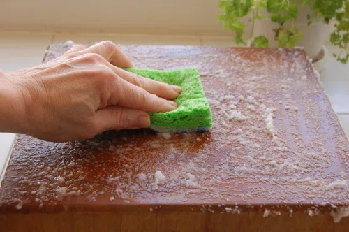 Zwykłe mycie deski do krojenia to za mało. Użyj tych 2 składników, by pozbyć się bakterii i grzybów.