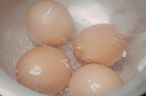 Gotujesz jajka na Wielkanoc? Ten jeden błąd psuje wszystko