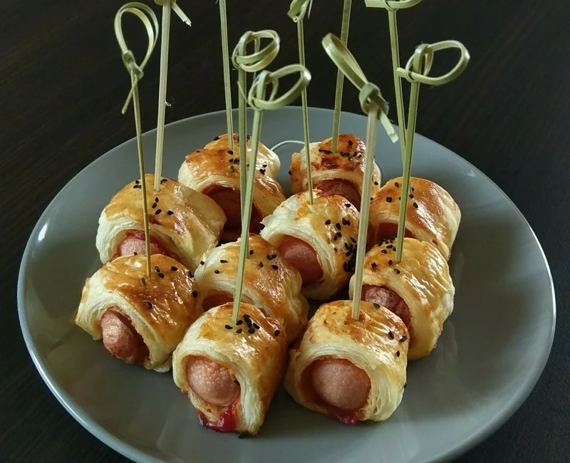 Mini hot dogi z ciasta francuskiego – szybka przekąska
