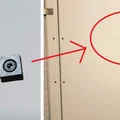 Jeśli w publicznej toalecie zobaczysz takie haczyki, lepiej  od razu z niej wyjdź!