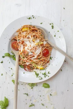 SPAGHETTI Z POMIDORKAMI, KABACZKIEM I PARMEZANEM