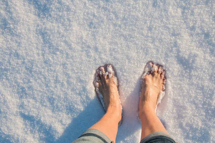 Zdjęcie Czy warto chodzić boso po śniegu? Poznaj głównych 7 korzyści #5
