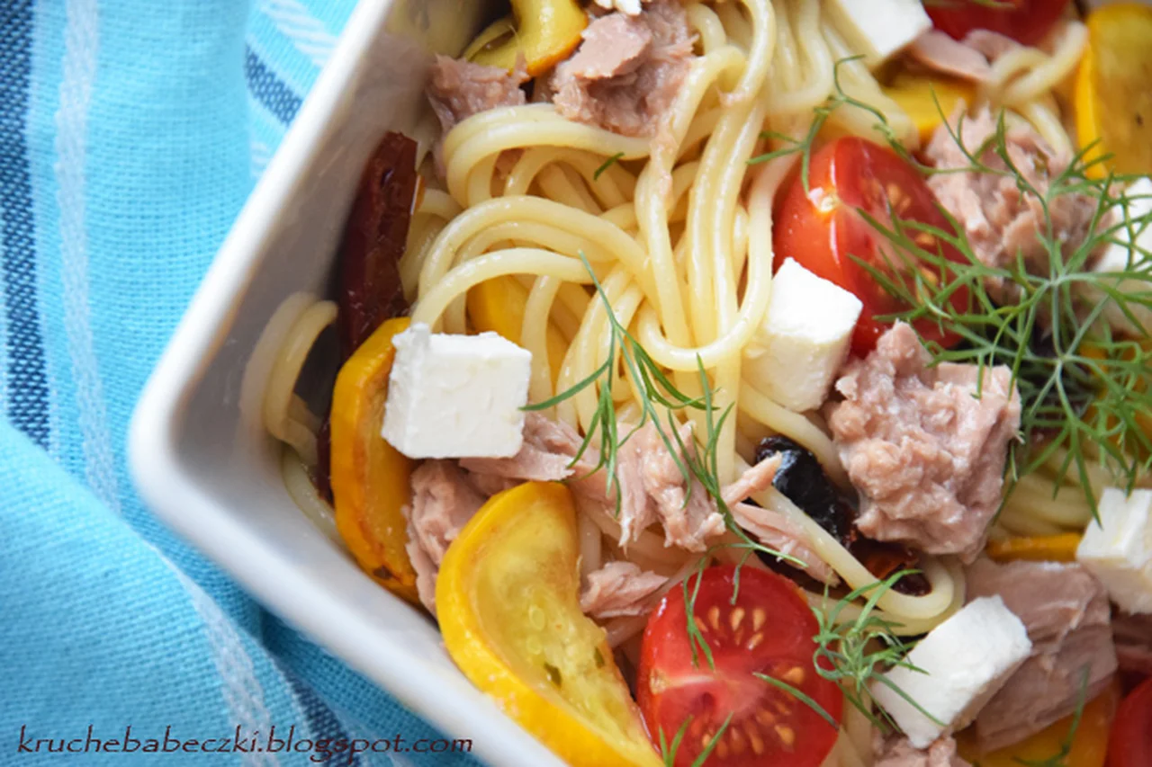 Spaghetti z tuńczykiem, fetą i warzywami