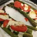 Szparagi zapiekane z pomidorami pod mozzarellą – Smaczna Dieta