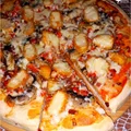 Pizza z nuggetsami na grubym cebulowym cieście