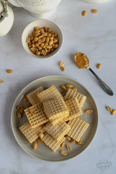 Wafle z masą śmietankową (z masłem orzechowym i orzeszkami ziemnymi)