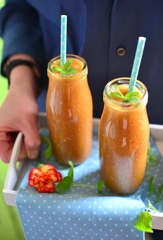 Smoothie z brzoskwiniami i granatem
