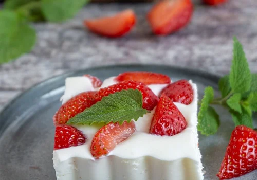 Ciasto kokosowe z truskawkami (bez pieczenia)