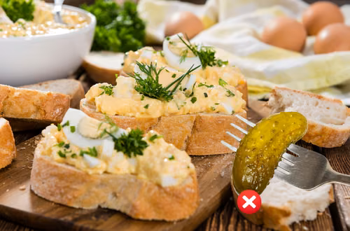 Tego nie dodawaj do pasty jajecznej! Te składniki psują jej smak