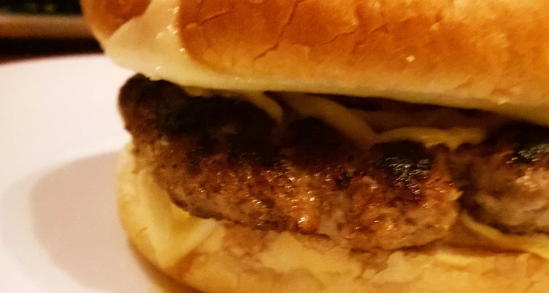 Domowy burger wołowy