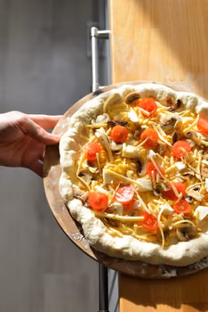 PRZEPIS NA PIZZĘ Z MOZZARELLĄ W BRZEGU CIASTA!